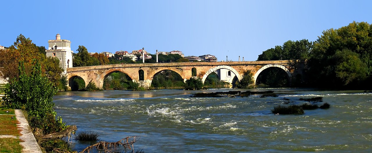 Milvian Köprüsü (Ponte Milvio), Roma'nın kuzeyinde, Konstantin ve Maxentius'un Milvian Köprüsü Savaşı'nda çarpıştığı Tiber Nehri üzerinde