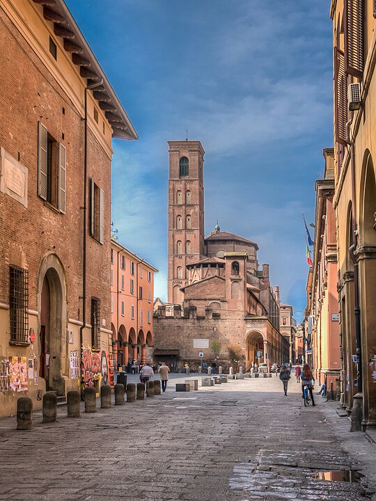 Piazza Verdi ve Via Zamboni, Bologna Üniversitesi'nin kalbi.