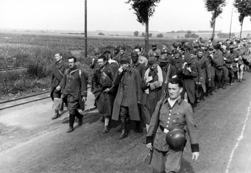 Fransız savaş esirleri Alman koruması altında yürütülüyor, 1940