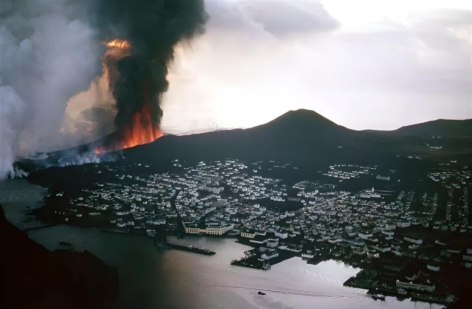 Eldfell yanardağı en son 1973 yılında Heimaey, Westman Adaları, Vestmannaeyjar'da patlamıştır.