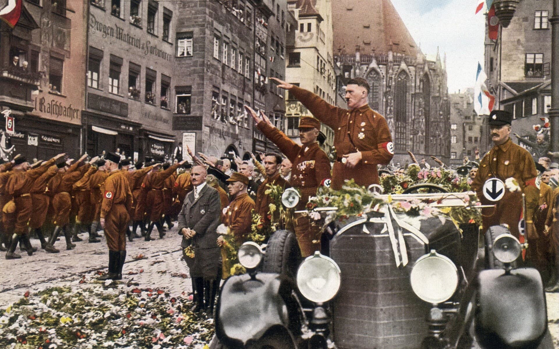 Diktatör Adolf Hitler Mercedes'ini propaganda için tören arabası olarak kullandı.