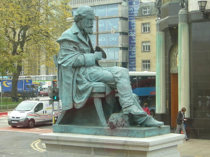 Birleşik Krallık'taki James Clerk Maxwell heykeli.