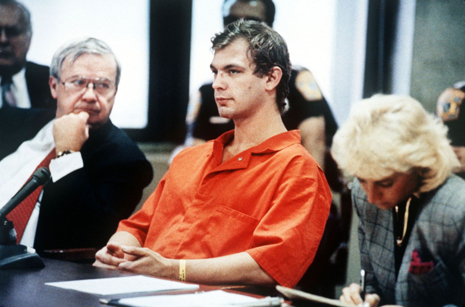 Jeffrey Dahmer, Milwaukee, Wisconsin'deki ön duruşma sırasında avukatları ile birlikte, 22 Ağustos 1991.