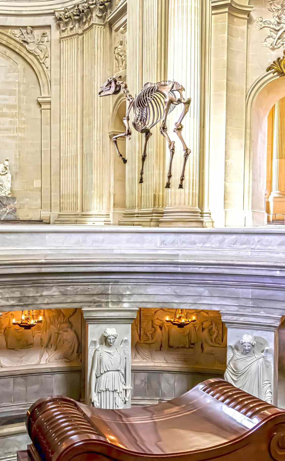 Dome Des Invalides'de Napolyon'un mezarının üzerinde asılı duran Memento Marengo. (Resim: Anne-Sylvane Marre-Noël)
