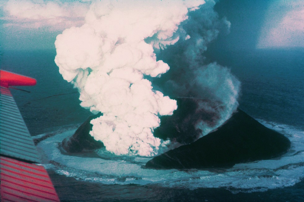 Patlamanın başlamasından 16 gün sonra, 30 Kasım 1963'te Surtsey. Görsel: NOAA.
