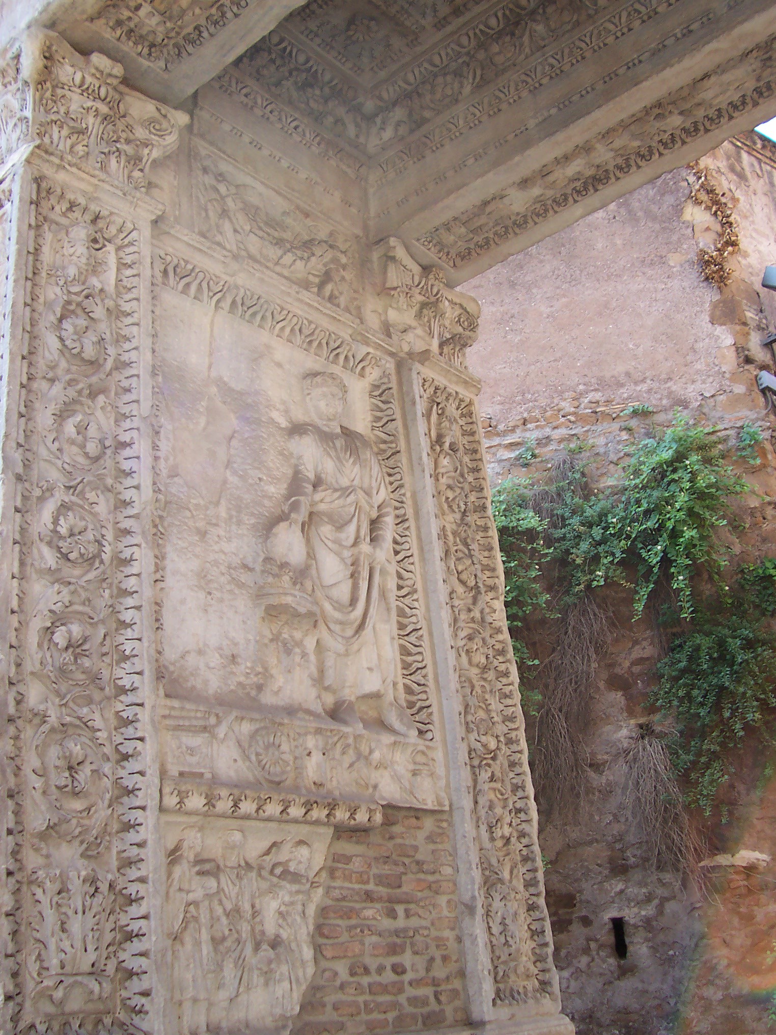 Geta'nın bir kabartma oyması, damnatio memoriae'sının bir parçası olarak ortadan kaldırılmıştır. 
