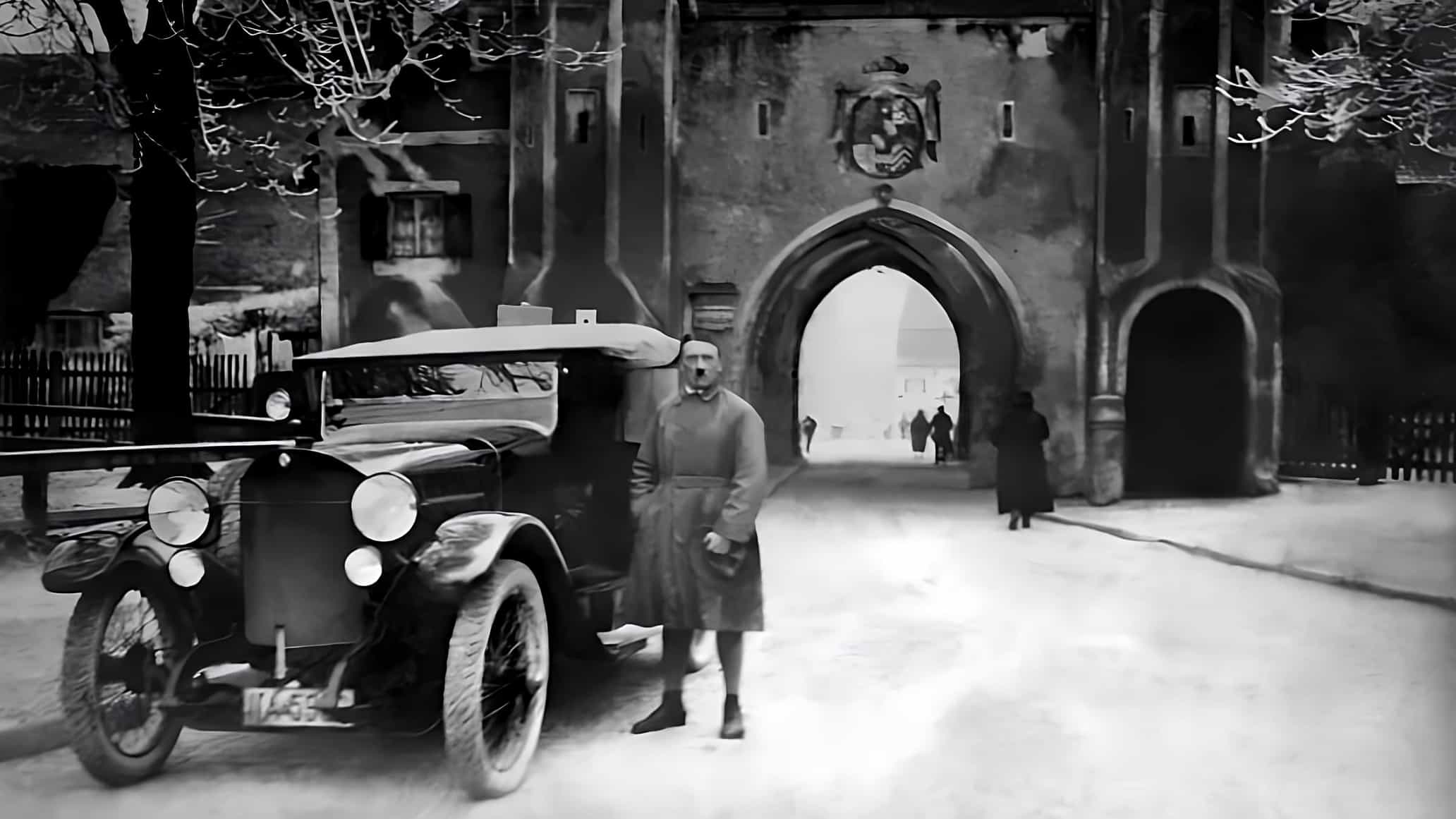 Hitler, Mercedes-Benz 11/40 PS ile 20 Aralık 1924'te.