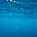 Okyanus mavisinin altından su manzarası