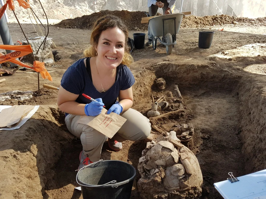 Arkeolog Vanessa Linares bir Kenan nekropolünde bulunan antik kapları test etti ve afyon izlerine rastladı