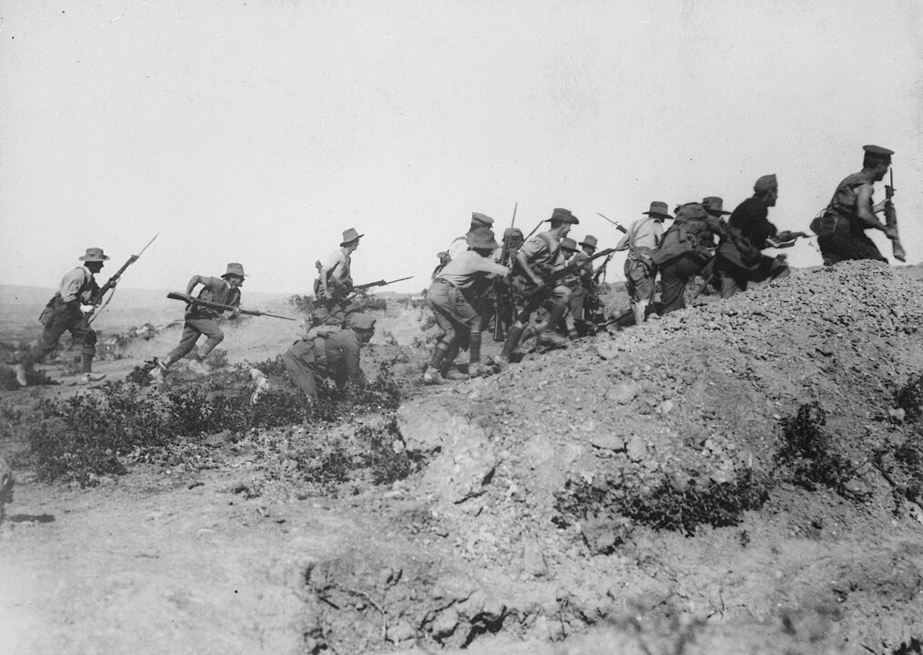 Avustralya birlikleri Anzak'taki tahliyeden hemen önce Osmanlı siperine saldırıyor