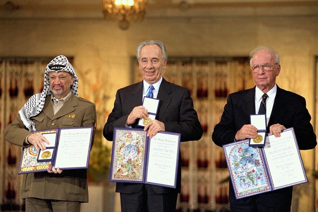 (sağdan sola) Yitzhak Rabin, Şimon Peres ve Yaser Arafat, Oslo Anlaşmaları sonrasında Nobel Barış Ödülü'nü alıyor