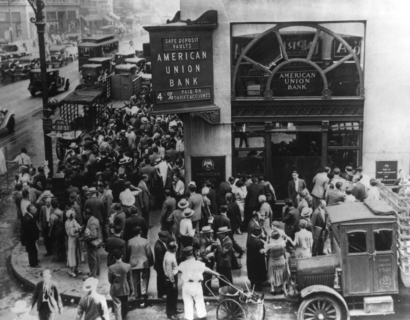 Büyük Buhran'ın başlarında yaşanan banka kaçışı sırasında New York'taki American Union Bank'taki kalabalık.
