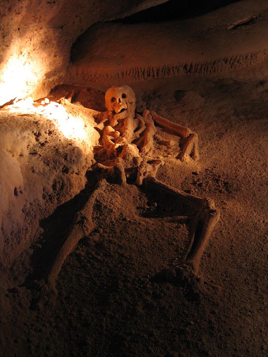 Belize'deki Actun Tunichil Muknal mağarasının içinden çekilmiş Maya kurbanının fotoğrafı. Bu iskelet halk arasında "Kristal Kız" olarak bilinmektedir