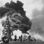 Amerikan uçak gemisi USS Bunker Hill, 30 saniye içinde iki kamikaze uçağı tarafından vurulduktan sonra yanıyor.