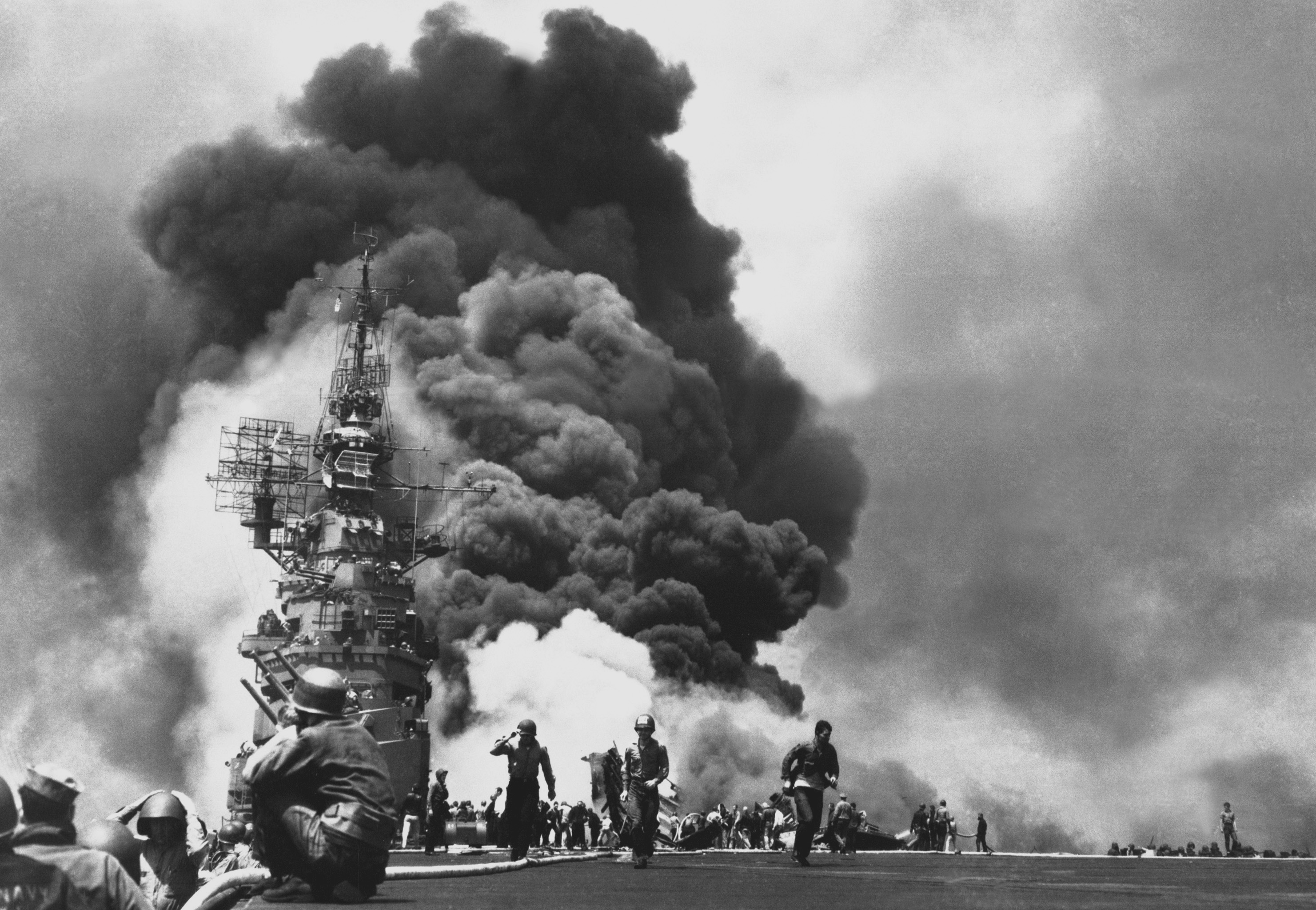 Amerikan uçak gemisi USS Bunker Hill, 30 saniye içinde iki kamikaze uçağı tarafından vurulduktan sonra yanıyor.