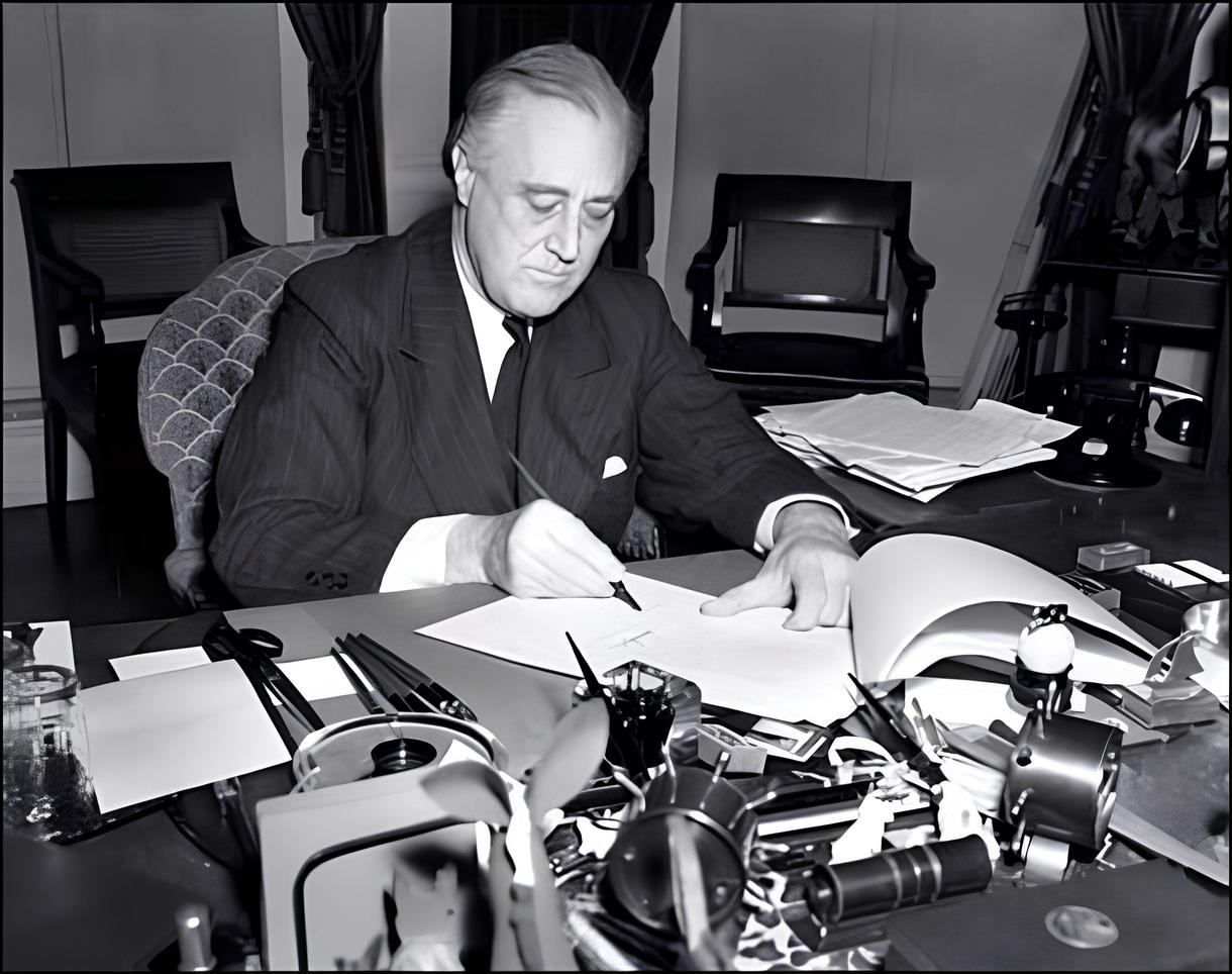 Başkan Roosevelt, Britanya ve Çin'e yardım sağlamak için Ödünç Verme-Kiralama yasasını imzaladı (Mart 1941).
