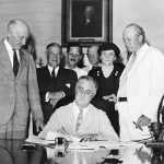 Başkan Roosevelt ve yardımcıları 14 Ağustos 1935 tarihinde Sosyal Güvenlik Yasası'nı imzalarken.