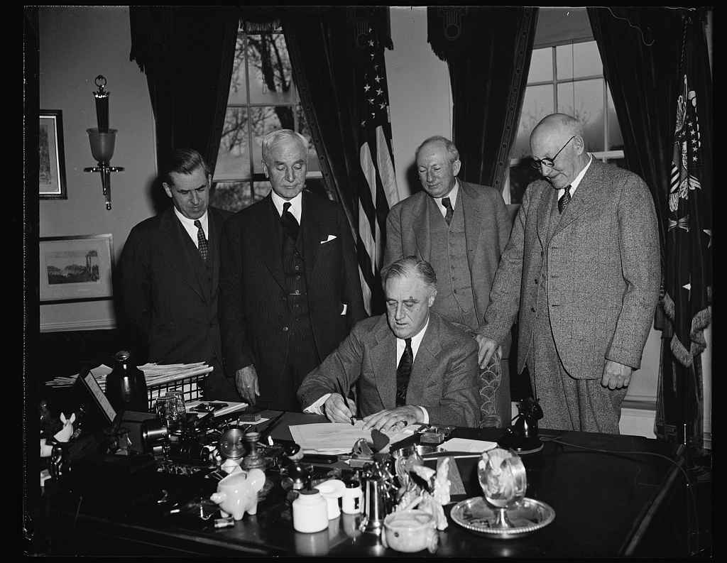 yeni düzen new deal Başkan karşılıklı ticaret programını genişleten tasarıyı imzaladı Washington DC Nisan, Franklin D. Roosevelt