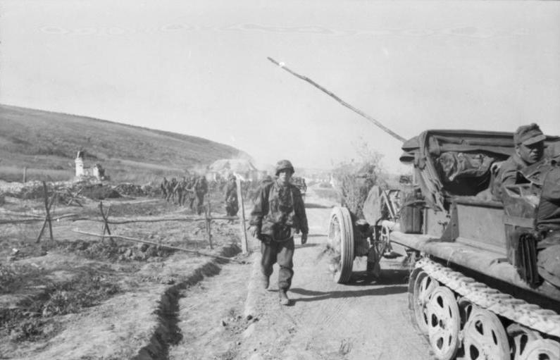 Kursk Muharebesi Citadel Harekâtı sırasında bir topu taşıyan Alman yarı paletli aracı.