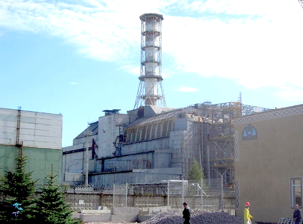 2006 yılında lahit muhafaza yapısını gösteren 4 No.lu reaktör sahası; 3 No.lu reaktör yığının solundadır.