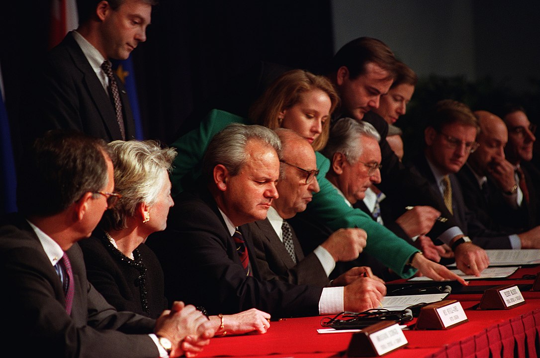 Milošević 1995 yılında Bosnalı Sırp liderler adına Dayton Anlaşması'nı imzalayarak Bosna Savaşı'nı resmen sona erdirdi.