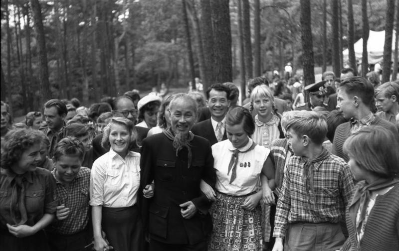 Hồ Chí Minh, Berlin yakınlarında Doğu Alman Genç Öncüleri üyeleriyle, 1957