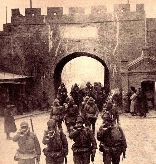 Japon birlikleri Eylül 1931'de Mançurya'nın Mukden kentine yürüdü
