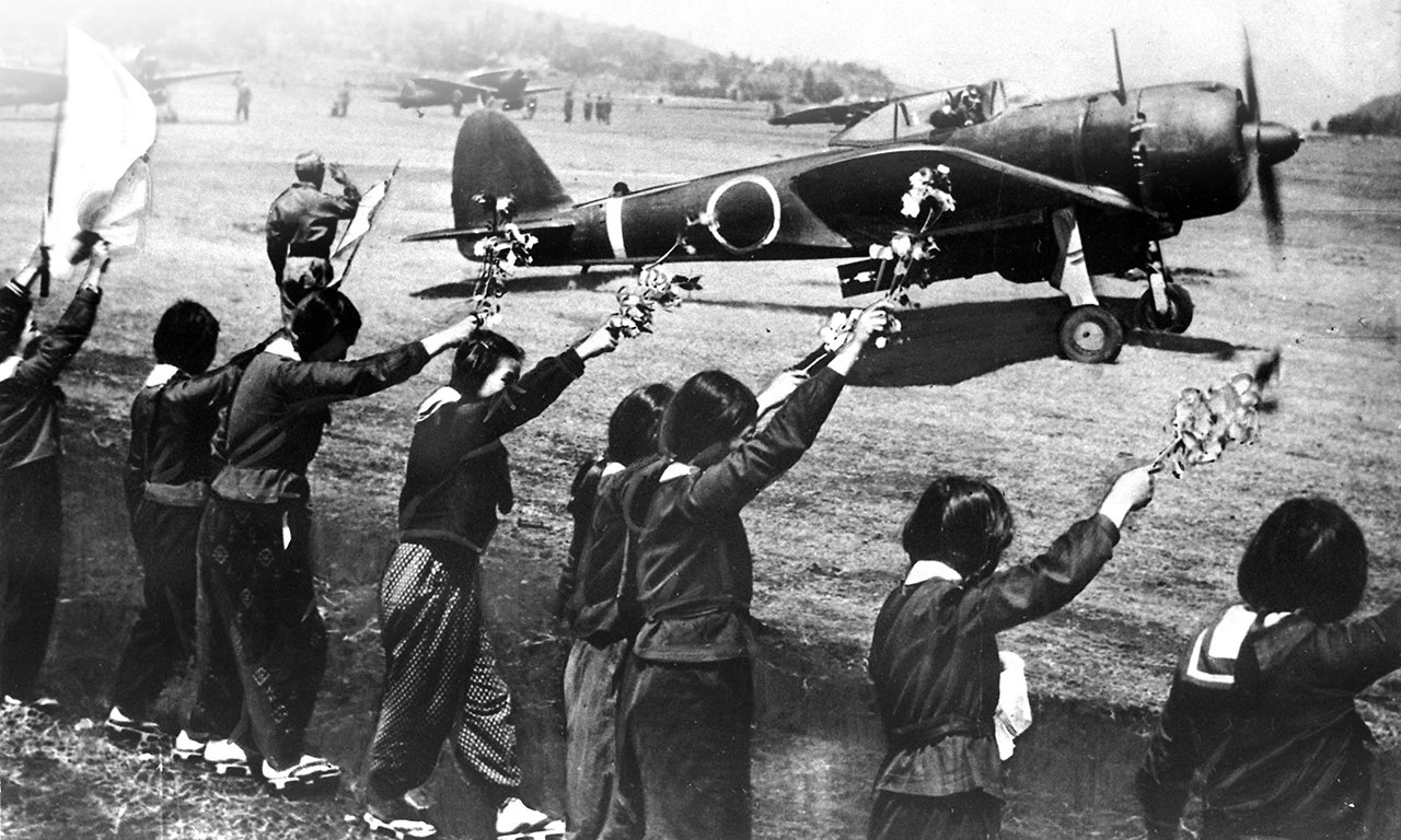 Japon liseli kızlar Okinawa'ya giden kamikaze pilotuna veda ediyor.