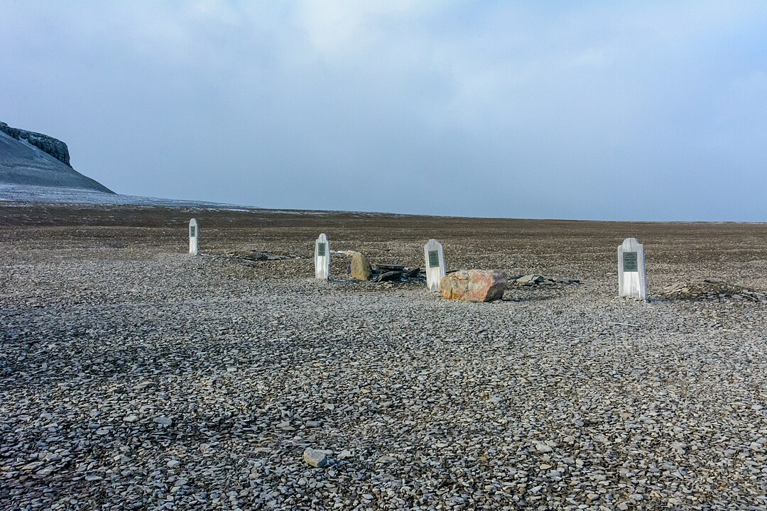 Kanada'nın Nunavut kentindeki Beechey Adası'ndaki limanın yakınındaki Franklin Kampındaki dört mezar.