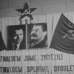 Klement Gottwald ve Joseph Stalin'in portreleri.