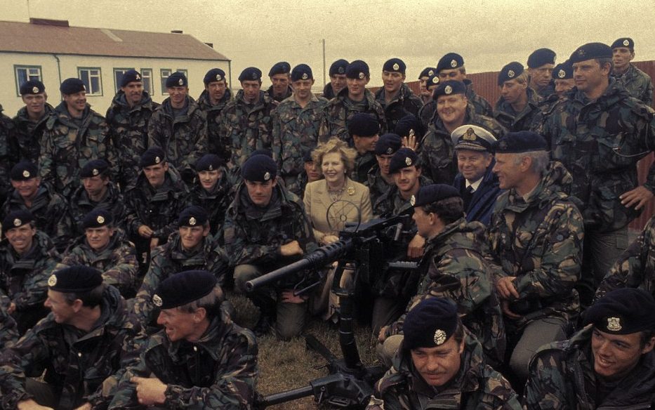 Margaret Thatcher Falkland'daki askerlerle birlikte.