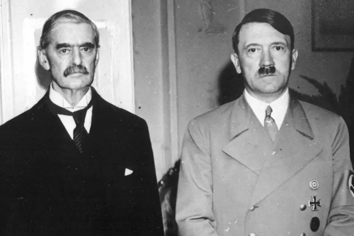 Neville Chamberlain, Adolf Hitler (AP).