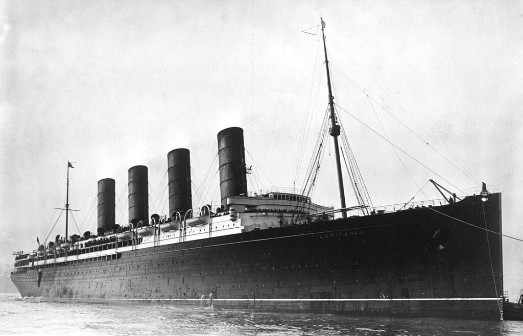 RMS Lusitania limana yanaşıyor, muhtemelen New York'ta, 1907-13