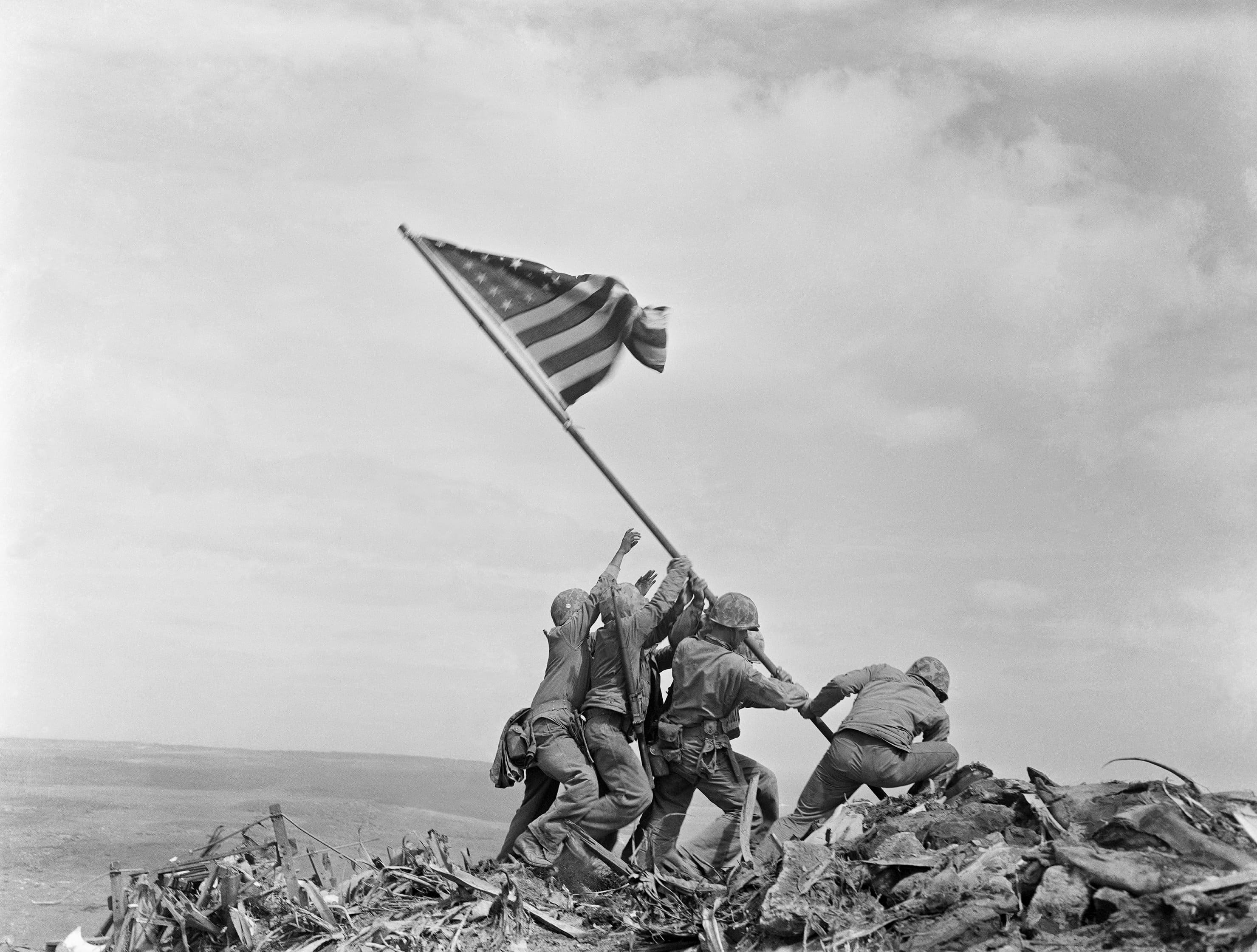 Iwo Jima'da Bayrağın Göndere Çekilmesi, Associated Press'ten Joe Rosenthal