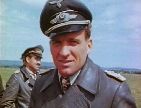 Hans-Ulrich Rudel yakalandıktan sonra. Arka planda: Adolf Galland