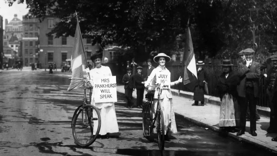 1914 yılının Temmuz ayında Süfrajetler, Emmeline Pankhurst'ün konuşmacı olarak katılacağı bir toplantının duyurusunu yaparlar. 
