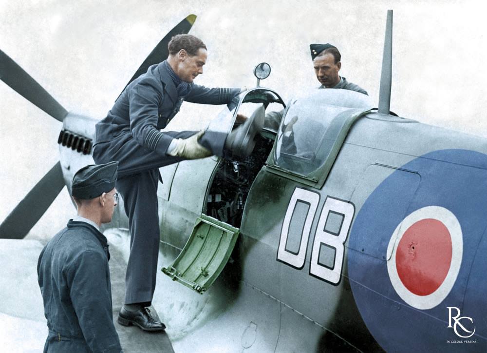 RAF pilotu Sir Douglas Bader, son Spitfire'ının (bir Mk.IXe) kokpitine tırmanırken protez bacaklarından birini kaldırıyor.