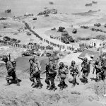 overlord harekatı.Omaha Sahili'nde yığınak: ABD 2. Piyade Tümeni birlikleri ve teçhizatı D+1, 7 Haziran 1944'te Saint-Laurent-sur-Mer'e doğru ilerliyor.