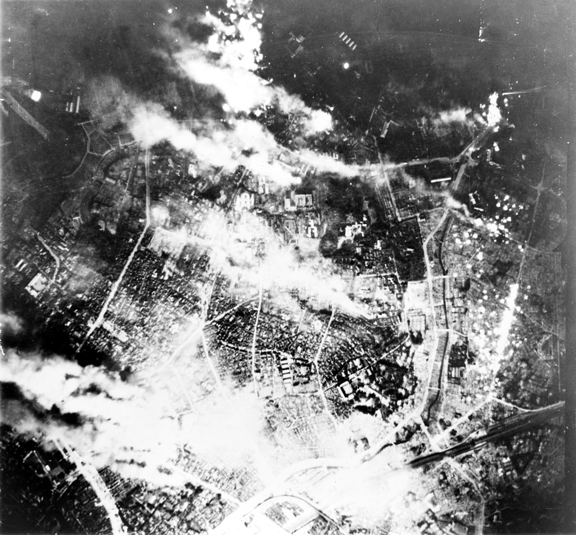 Tokyo, 26 Mayıs 1945'te B-29 yangın bombası saldırısı altında yanıyor.