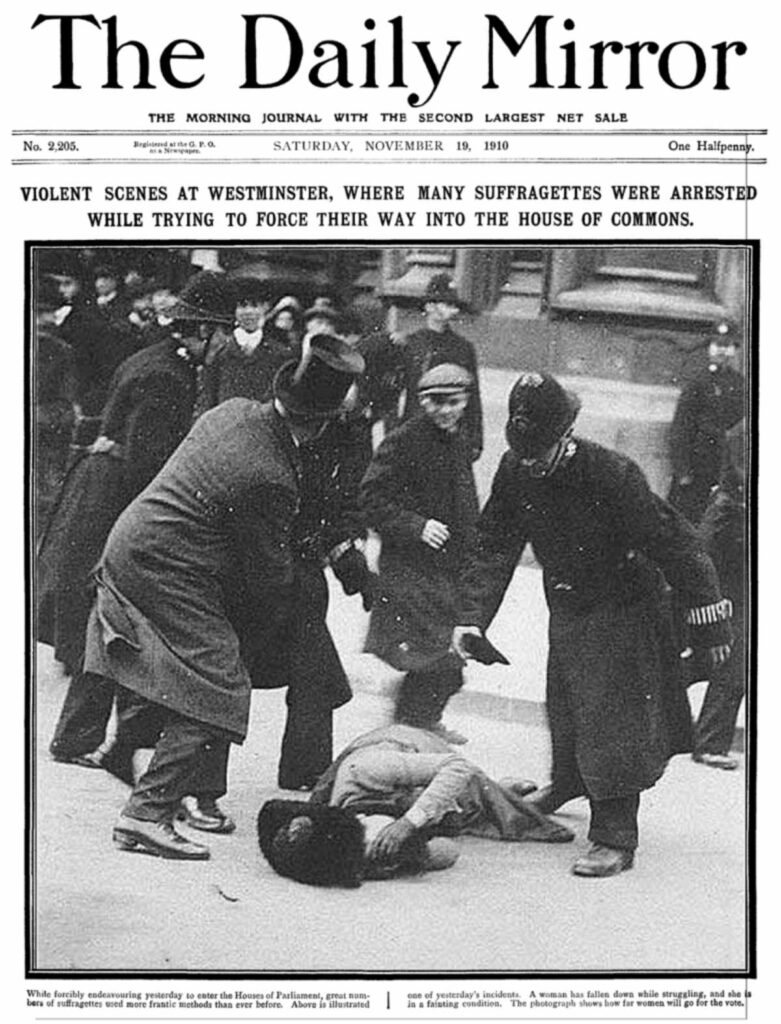 Daily Mirror, 19 Kasım 1910 tarihli birinci sayfa. Westminster'da çok sayıda "süfrajet" protestocunun Parlamento'ya zorla girmeye çalıştıkları için gözaltına alındığı şiddetli çatışmalar.