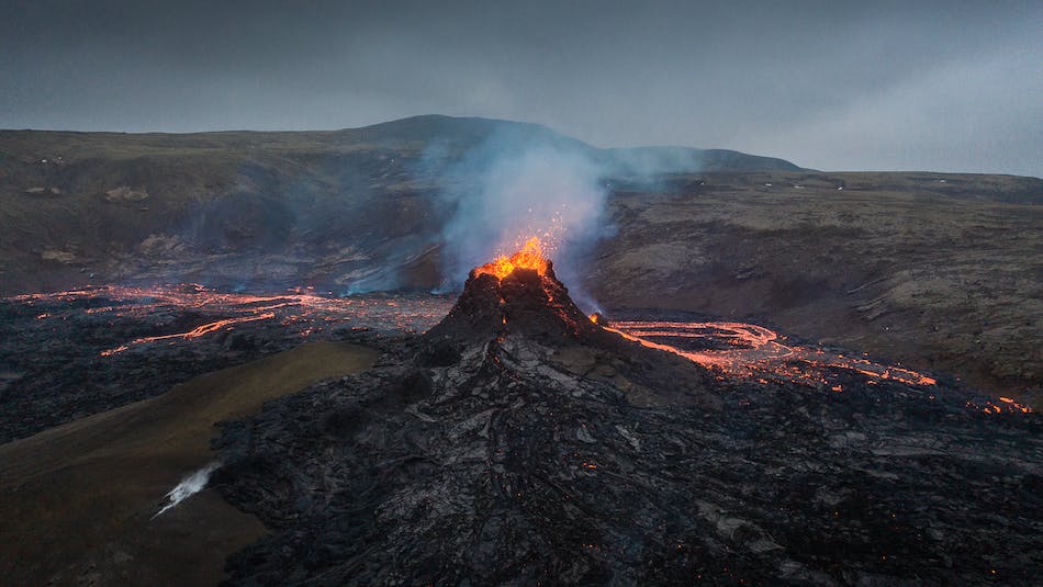 İzlanda'daki Fagradalsfjall yanardağı 19 Mart 2021'de patlamaya başladı ve altı ay boyunca püskürdü. 