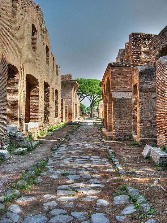 Roma liman kenti Ostia Antica'da MS 2. yüzyılın başlarından kalma bir insula