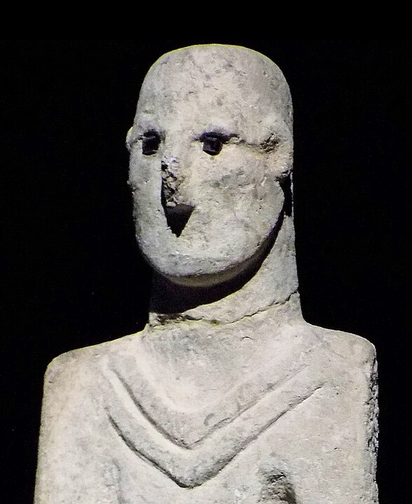Göz çukurlarında obsidyen taşlar bulunan Urfa Adamı portresi.