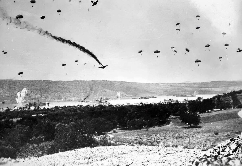 Mayıs 1941'de Girit'e inen Alman paraşütçüleri (Fallschirmjäger)