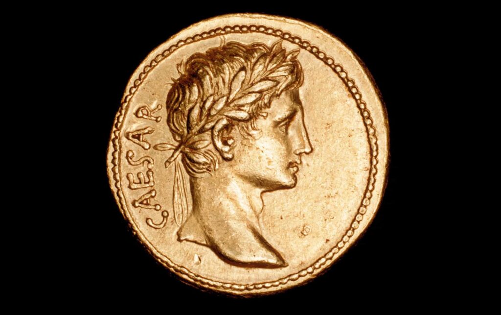 Augustus Caesar'ı tasvir eden bir Roma parası.
