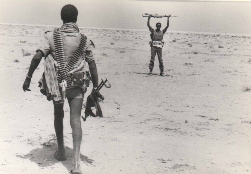 EPLF savaşçısına teslim olan Etiyopyalı bir asker,