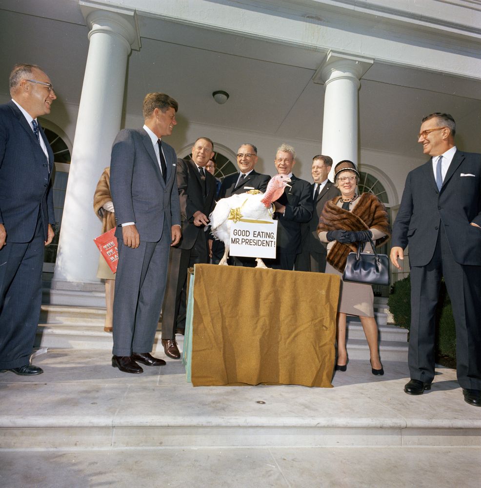 Başkan Kennedy'ye 19 Kasım 1963 tarihinde Şükran Günü Hindisi takdim edilirken, Başkanlık Kütüphanesinden bir görüntü.