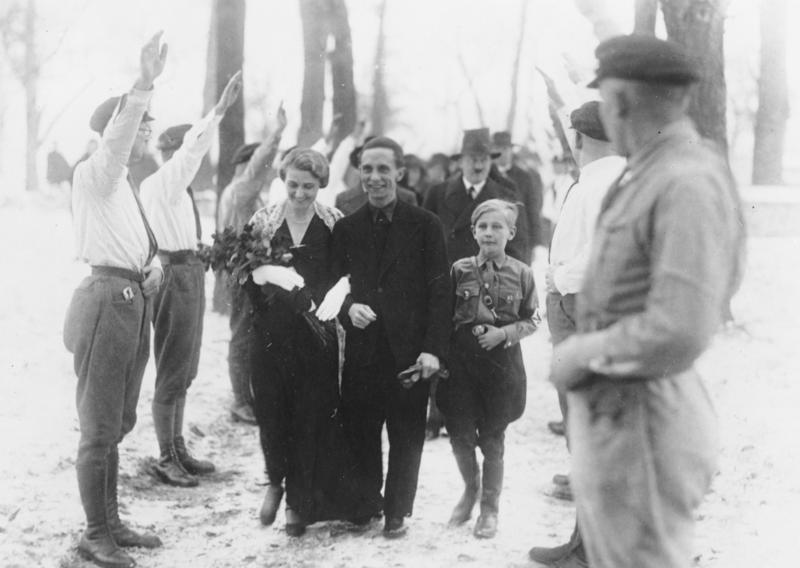 Joseph Goebbels ve Magda Goebbels'in düğün günü, oğlu Harald Quandt ile birlikte.
