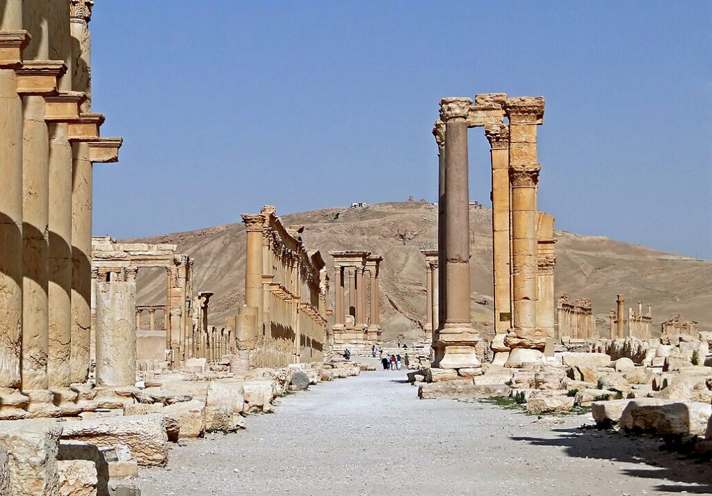 Suriye Palmira'daki Decumanus Maximus