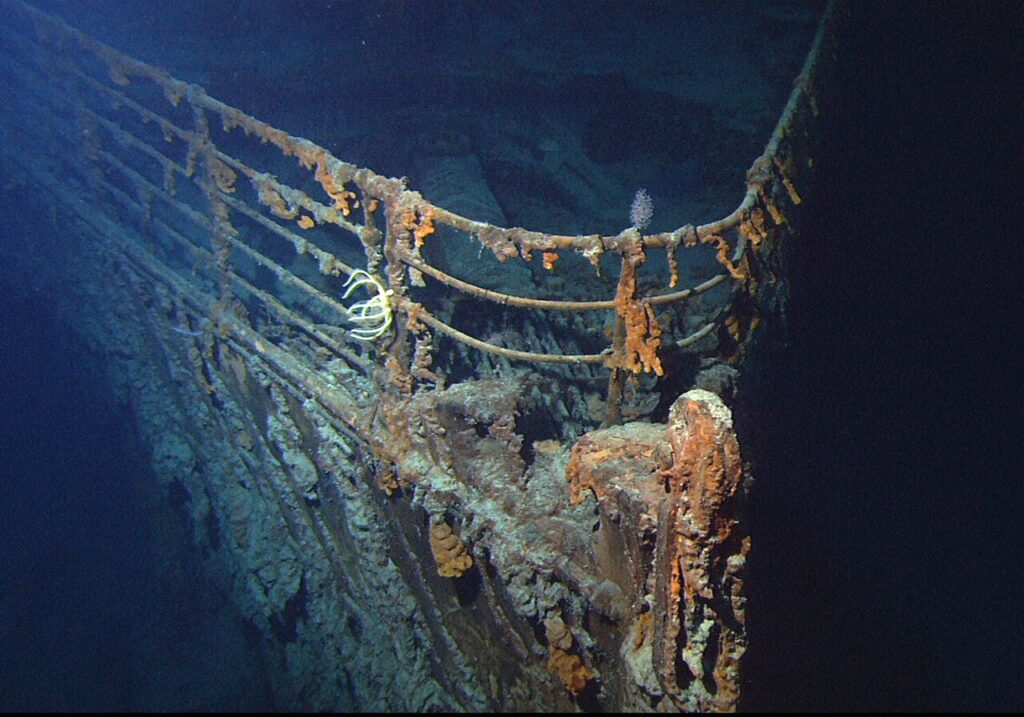 Haziran 2004'te ROV Hercules'ten görülen Titanik'in pruvası